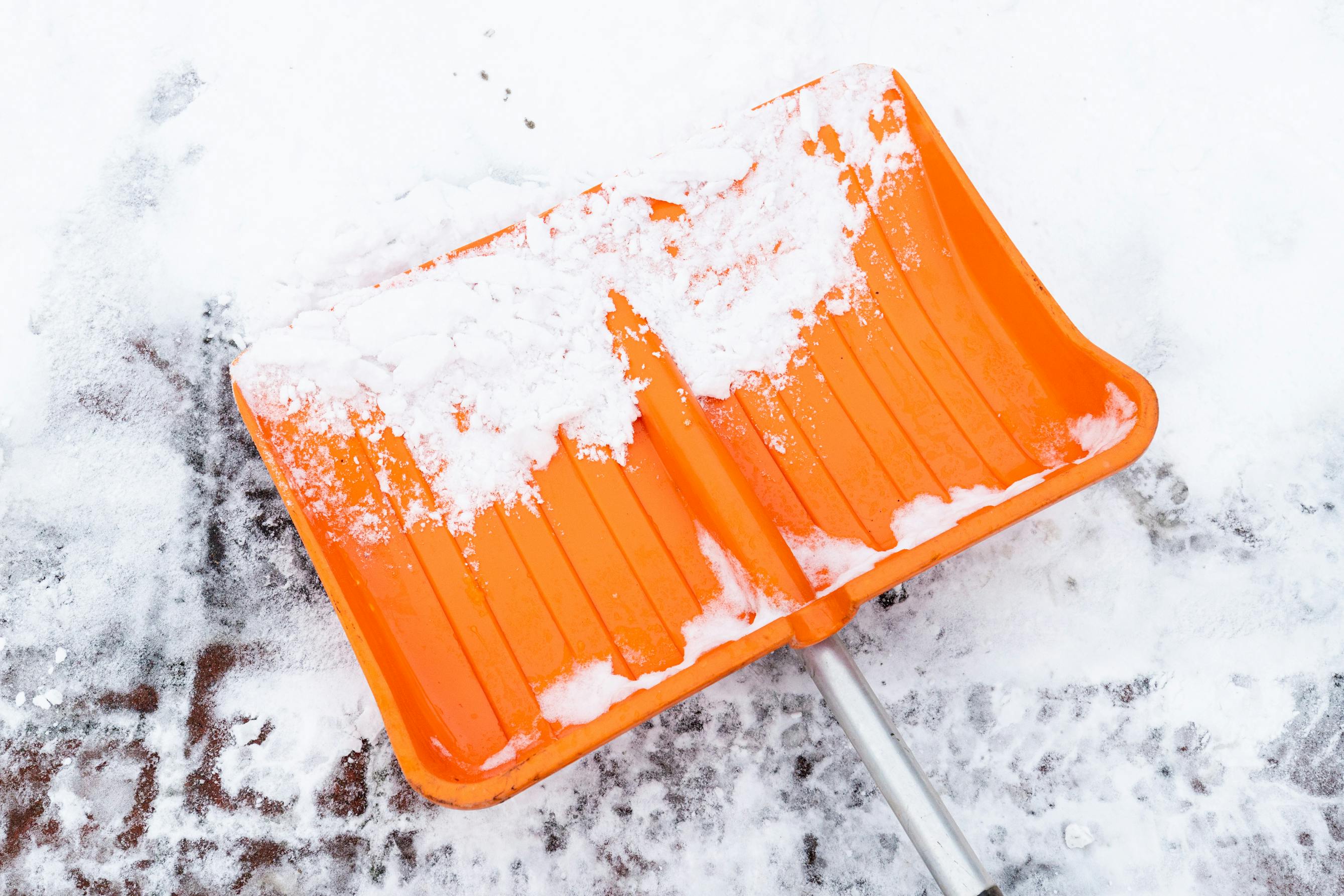 Eisbeseitigung in Lübeck – Beseitigung von Glätte und Eisflächen für sichere, rutschfreie Wege.